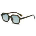Retro quadratische Sonnenbrille mit dunkelgrünen Rahmen und hellblauen Gläsern für Damen. - Transparenter Grüner Rahmen Grüne Linse