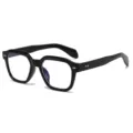 Klassische schwarze dickrandige quadratische Brille mit markanten Metallpfeilnieten. - C12 Schwarzer Rahmen mit Blaulichtfilter-Gläsern