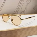 Klassische Doppelsteg Piloten Sonnenbrille aus Metall mit stilvollen leichten Gläsern für Damen. - Goldener Rahmen Transparente Braun Gläser
