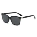 Gafas de sol cuadradas negras estilo coreano con detalles de remaches y proteccion UV. - C1 Montura Plateada Lente Negro Gris
