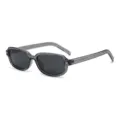 Klassische quadratische Sonnenbrille mit grauem transparentem Gestell und dunklen UV-Gläsern. - Grauer Rahmen Graue Gläser