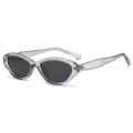Trendy smalle cat eye zonnebril met doorzichtig grijs montuur en zwarte glazen voor dames. - C2 Lichtgrijs Frame Grijze Glazen