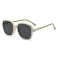 Gafas de sol polarizadas infantiles estilo retro con remaches, montura beige y patillas verdes. - Estilo Clavos de Arroz Montura Cuadrada (2213-2) / Montura Blanco Roto Mate Patas Verdes Lente Gris