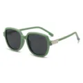 Kinder Vintage grüne Sonnenbrille mit Metallnieten Dekor UV Schutz polarisierte Gläser. - Quadratischer Rahmen Reisnagel Stil (2213-2) / Matt Grün Rahmen Graue Gläser
