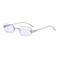 Gafas de sol rectangulares sin montura con lentes moradas claras y patillas de metal plateado. - C6 Montura plateada con lentes azul claro