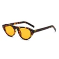 Modische Schildpatt-Sonnenbrille mit gelben Gläsern und Nieten für trendigen Sommer-Streetstyle. - C2 Schildpatt-Rahmen mit gelben Gläsern