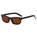 Klassische schwarze Sonnenbrille mit quadratischem Rahmen, braunen Gläsern und Metalldetails. - C11 Schwarzer Rahmen mit braunen Gläsern