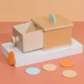 Hölzernes Montessori Münzbox Spielzeug für die frühkindliche Bildung und Kleinkinder. - Münzbox