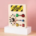 Tablero sensorial de madera Montessori para niños con interruptores, luces LED y botones interactivos. - Tablero de actividades con interruptor giratorio cuadrado