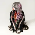 Dettaglio ravvicinato del foulard in raso floreale vintage indossato di schiena. - D9508 - nero / Nero