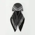 Schwarz-weiße Punkte Satin Kopftuch Haube Detailansicht, elegante Damen Haarbedeckung. - Schwarz