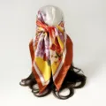 Vista dettagliata del foulard in raso floreale vintage, che mostra stile e consistenza. - D9508 - arancione / Arancione