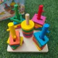 Hölzernes geometrisches Formensortier- und Stapelspielzeug Montessori Früherziehung - Holz-Stapelspielzeug mit 5 Säulen