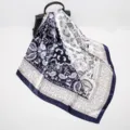Foulard carré en soie à imprimé cachemire classique pour femme, élégant design bleu et blanc. - D9017-Bleu Marine