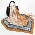 Foulard carré en soie à imprimé paisley classique pour femme, design jaune blanc bleu. - Café Clair