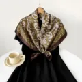 Vue détaillée du foulard carré en soie à motif paisley vert olive élégant et classique. - Vert Armée