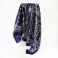 Détail de foulard en soie paisley bleu foncé, motif floral élégant, texture douce. - Bleu