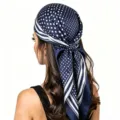 Detailweergave van een donkerblauwe zijden sjaal met stippen, stijlvol haaraccessoire voor dames. - 90x90cm / Marineblauw
