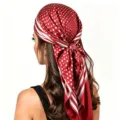 Detailopname van een rode satijnen hoofddoek met stippen, elegant geknoopt als stijl. - 90x90cm / Rood