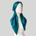 Elegantes türkisfarbenes Satin-Kopftuch für Damen, stilvoller Hijab und Sonnenschutz-Kopfbedeckung. - Pinien-Grün