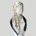 Detailaufnahme des Satin-Kopftuchs mit elegantem Blumenmuster und kontrastierendem Rand. - Reisschwarz