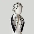 Seide Satin Punkte Kopftuch Turban für Frauen Sommer Sonnenschutz Haartuch elegantes Detailbild - Weiß Gepunktet