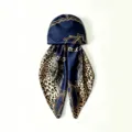 Blaues Seidensatin-Kopftuch mit Ketten- und Leopardenmuster, eleganter Haar-Wrap für Damen. - Saphirblau