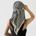Schwarz-weißer geometrischer Blumendruck Seidenschal Kopftuch stilvolles Dreiecks-Hijab. - Beige