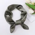 Foulard quadrato in raso tinta unita per donna, fascia per capelli verde scuro ed elegante. - Verde militare