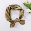 Foulard quadrato in satin di colore unito per donna, fazzoletto elegante da 70cm e accessorio. - Oro Scuro