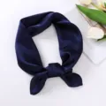 Piccolo foulard quadrato in raso blu navy, 70cm fascia per capelli e accessorio collo. - Blu Marino