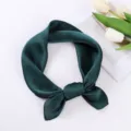 Foulard quadrato in satin verde scuro tinta unita 70cm elegante fascia per capelli. - Verde Scuro
