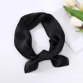 Foulard quadrato in satin nero da donna, elegante sciarpa da 70cm e accessorio per capelli. - Nero