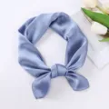 Piccolo fazzoletto quadrato in raso blu, elegante foulard e fascia per capelli liscia e morbida. - Azzurro