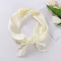 Foulard quadrato in seta satinata tinta unita per donna, elegante fazzoletto da 70cm. - Beige