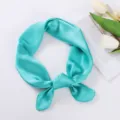 Elegante foulard in seta turchese da donna, perfetto come fazzoletto, fascia o accessorio chic. - Ciano