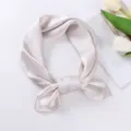Foulard quadrato in satin per donna, elegante sciarpa da 70cm e fascia per capelli chic. - Grigio Bianco