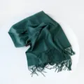 Sciarpa invernale tinta unita verde scuro con frange, morbido scialle effetto cashmere. - Verde Scuro