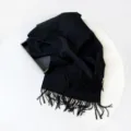 Classica sciarpa lunga nera con frange tinta unita spessa e calda per autunno e inverno. - Nero