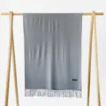 Sciarpa invernale tinta unita grigia effetto cashmere calda con orlo a frange su supporto. - Grigio Chiaro
