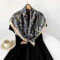 Foulard carré en soie avec motif cachemire élégant pour femme noir et or 90x90cm deluxe. - Noir
