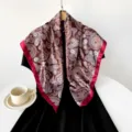 Vue détaillée du beau foulard carré en soie avec un élégant imprimé cachemire rétro. - Bordeaux