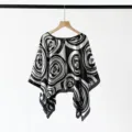 Poncho transparente con estampado geométrico en blanco y negro, elegante chal de playa. - TS2418