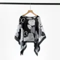 Bufanda poncho estampada de flores en blanco y negro, elegante vista de detalle asimétrico. - TS2419