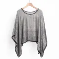 Detalle del chal poncho de satén estilo étnico con estampado geométrico blanco y negro - TS2408