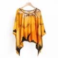 Detailansicht des gelben Vintage Blumenmuster Poncho Schals mit glattem Stoff und Saum. - TS2401