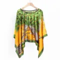 Vista detallada del poncho de satén de estilo étnico con estampado de plumas de pavo - TS2411