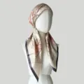 Detailansicht eines Satins Seidenquadrattuchs mit Blattmuster, elegant auf Puppe drapiert. - Graues Blatt