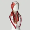 Seiden-Satin-Quadratschal Detail, elegantes rotes Blättermuster und Kante für Damen. - Rotes Blatt