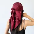 Burgunderrotes Polka-Dot-Seidenkopftuch, retro Dreiecktuch Haarschal für Damen Mode Accessoire. - Rot